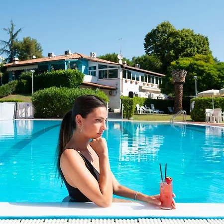 Trilocale Con Piscina E Incluse Taunus Vacanze Cod 454 * Numana